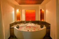 Howard Plaza the Fern, Agra - Hot Tub