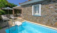 Oikies Small Elegant Houses - Hot Tub