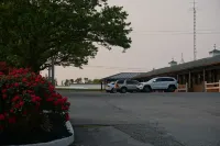 Harvest Drive Family Inn - Renovated Rooms - parking