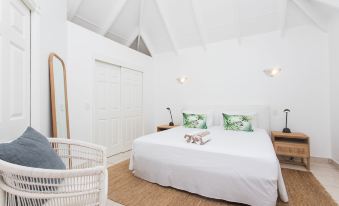 Motu Beachfront Art Villas