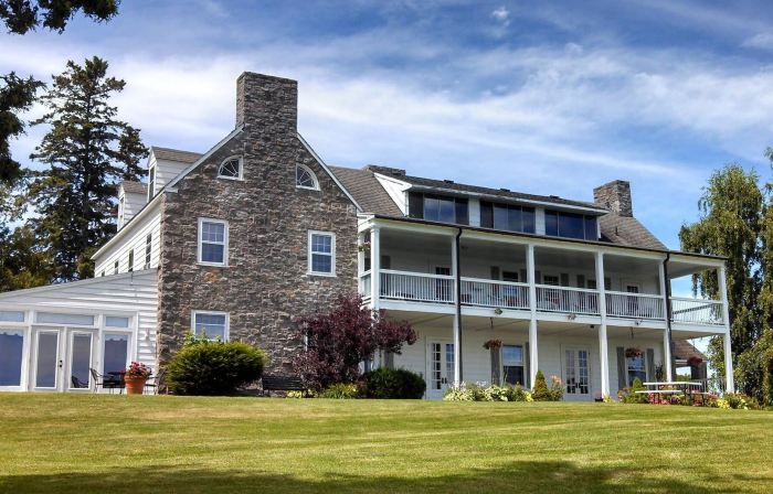Valcour Inn & Boathouse