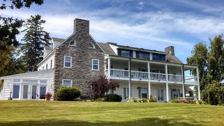 Valcour Inn & Boathouse Отели в г. Саут-Хиро