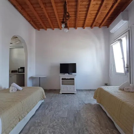 Manos Rooms