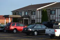 Sky Lodge Inn & Suites - Delavan - parking
