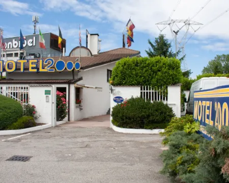 2000 號汽車旅館酒店 特雷扎諾南納維利奧酒店