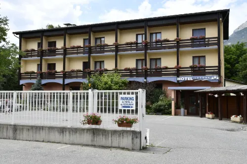 Hôtel Lacour Hotels in Eygliers