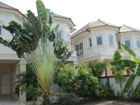 Kamalar Palace Longstay House Отели рядом с достопримечательностью «Wat Tha Ka Rong»