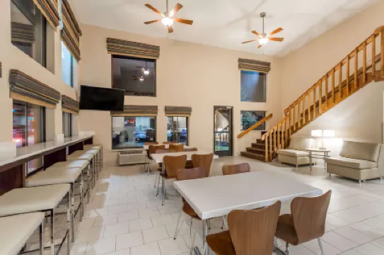 Super 8 by Wyndham Longmont/Twin Peaks