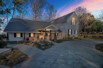 Stunning Lakefront Sanctuary: Your Perfect Getaway Hotels near Walmart Supercenter