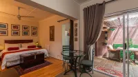 Brown Jug Guest House - พร้อมระเบียง