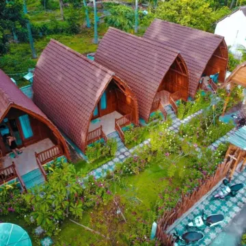 The Peace Arta Bungalow Hotels near Sampalan Harbor