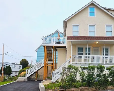 Tranquil Modern Upstairs Apt. Walk to Restaurants & Beach! Off-Street Parking, Hotels in Greenwich