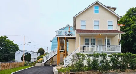 Tranquil Modern Upstairs Apt. Walk to Restaurants & Beach! Off-Street Parking,