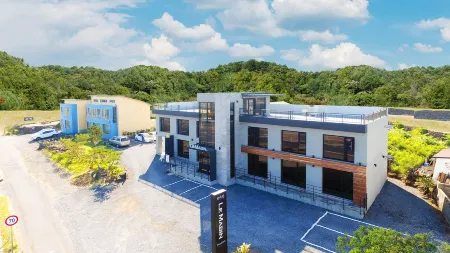 Le Mabin Pension Отели рядом с достопримечательностью «Dangcheomuldonggul Cave»