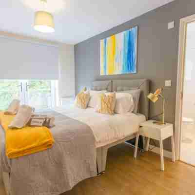 Modern 2 & 3 Bedroom Apartments with Parking, Near Headington Hospitals & Oxford Brookes Rooms
