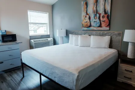 Price Pointe Inn