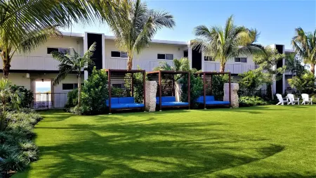 Bali Hai Beachfront Resort and Spa Отели рядом с достопримечательностью «Alvin's Island - Holmes Beach #753»