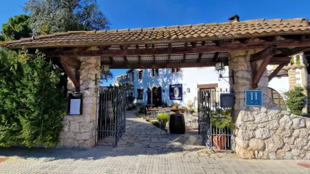 Hotel Restaurant El Bosc Отели рядом с достопримечательностью «Camping Sant Salvador»