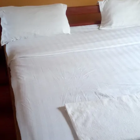 Rigena Lions Hotel Отели в г. Накуру