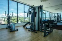 Marina Travellers Suite Sky Karamunsing - gimnasio