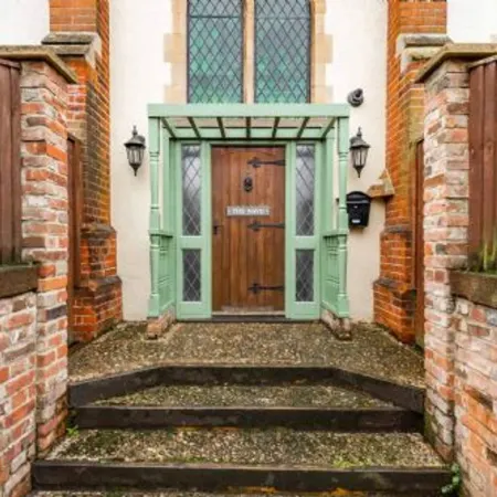 Host Stay The Nave