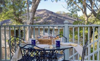 Conch Cottage by AvantStay Walk to Beach Deck Fireplace Outdoor Dining