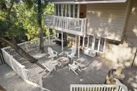 Hidden Oaks Farmhouse by AvantStay Hot Tub Deck