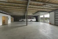獵鷹之巢旅舍 - 停車場