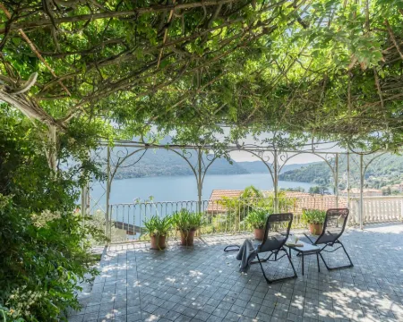 Villa Chiara Moltrasio with Private Garden by Rent All Como Hotels in Moltrasio