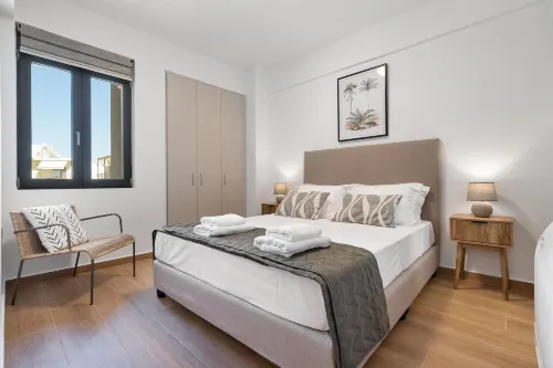 Comfy Apt Terrace and Parking 800m to Old Town and Beach