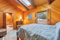 Cozy 4-bedroom cabin with jacuzzi hot tub. Overlooking ski /mnt bike slopes.