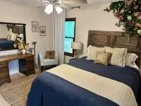 Perfectly Pink & Cozy 2-bedroom cabin in charming Waverly Hall