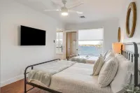 3BR/3BA Home w/ Pool, Fire Pit & Lake View - Balkoner