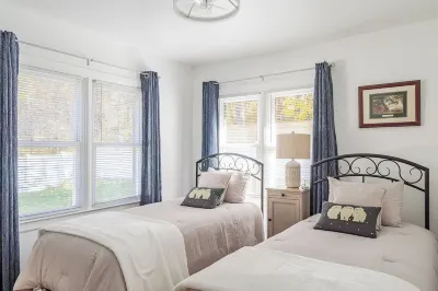 The Meyer: spacious family home with hot tub minutes to downtown New Paltz