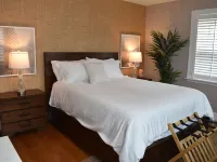 NEW Charming Walk to beach 2-bedroom Coastal Home Hotels in Hull