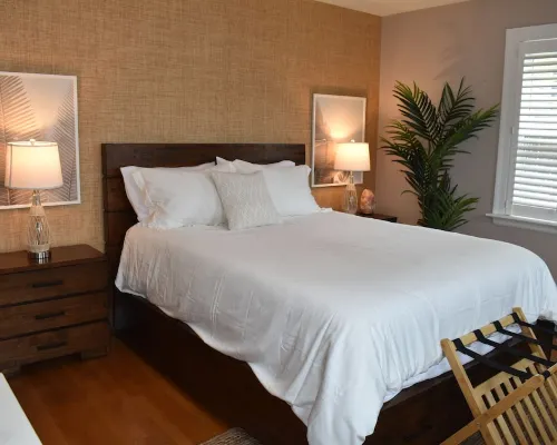 NEW Charming Walk to beach 2-bedroom Coastal Home Hotels in Hull