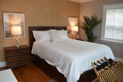 NEW Charming Walk to beach 2-bedroom Coastal Home Hotels near Bumpkin Island
