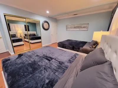 3 bedroom private guest suite by Mr C Hotel, Safe A+ area with Patio, WiFi, TV