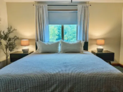 Honey Run King Suite ~Between Millersburg & Berlin Hotels in Holmes County
