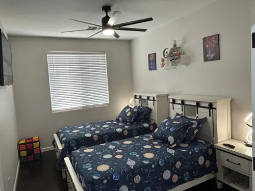 4-bedroom house in lovely Glendale with WiFi, AC 5 minutes From Westgate