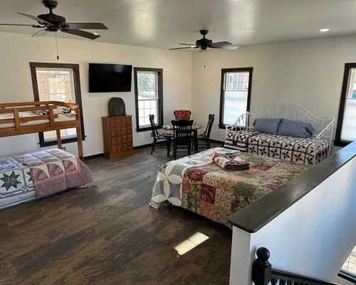 Quiet Relaxed Location Just Steps Away from Main Ave Shopping Hotels in Clear Lake