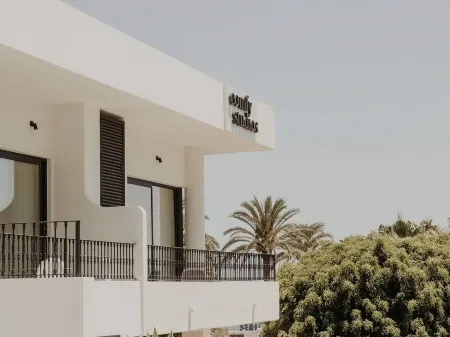 Comfy Studios Отели рядом с достопримечательностью «Памятник Коломаресу»