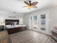 Luxury Hideaway - Lakefront - Mini Golf, Pool + More! Hotels in Seffner