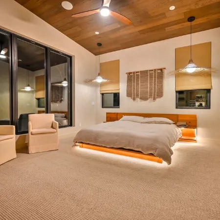 Creekside Cabin: Redlight, Yoga Studio, Sauna, & Cold Plunge; 10-min to skiing