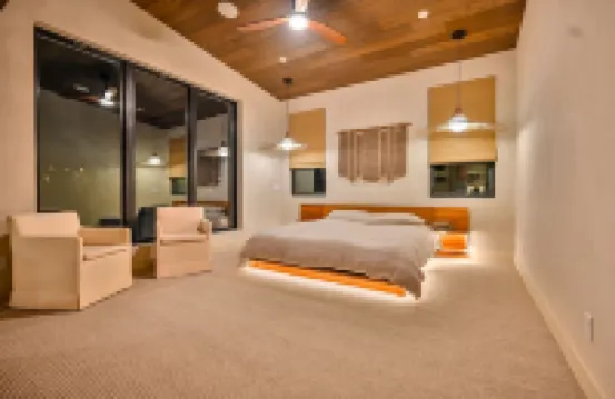 Creekside Cabin: Redlight, Yoga Studio, Sauna, & Cold Plunge; 10-min to skiing