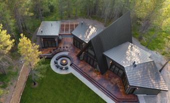 Lazy River Glamp-house by Avantstay Newly Built, Luxe Indoor-outdoor Living