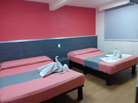 Hotel Piet Отели рядом со станцией Autobuses Poniente Station