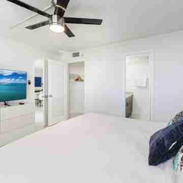 Modern 2BR/2BA with Balcony- Directly Across from the Beach Rooms
