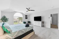 Pool retreat 5BA 2.5BA 4 King bed near lake