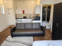 Immaculate 1-Bed Apartment in Greenhithe Hotels in Gravesend